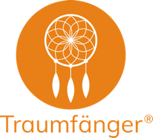 Kreisförmiges Logo mit weißem Traumfänger, orange Hintergrund, Text: "Traumfänger".