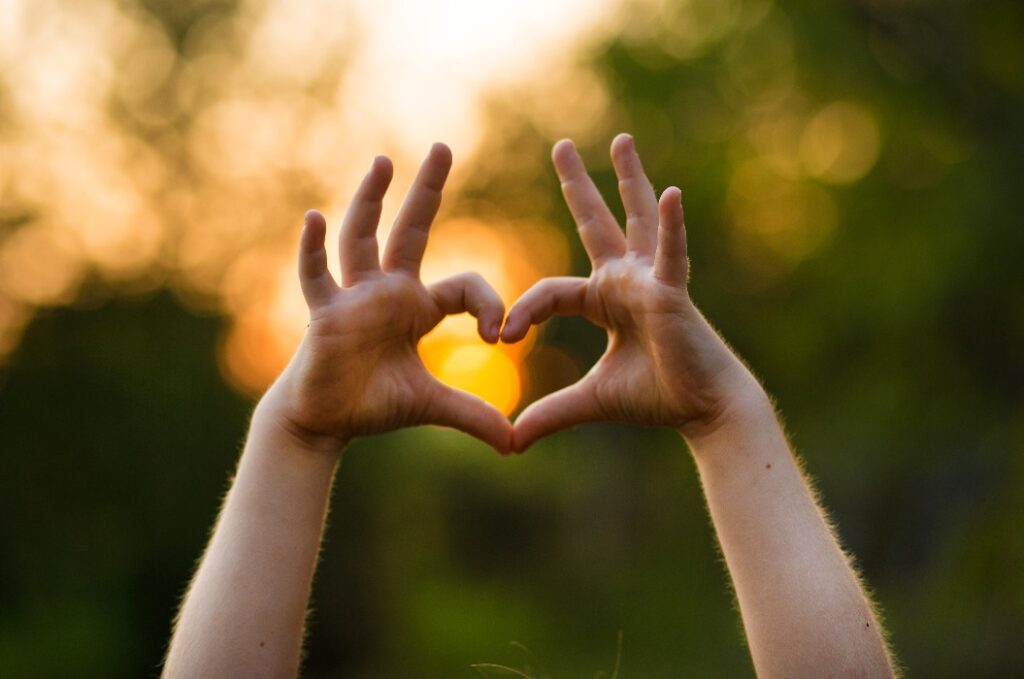 Herzform Hand des Kindes Körpersprache für Kinder die Liebe, Freundlichkeit, Liebe Konzept.